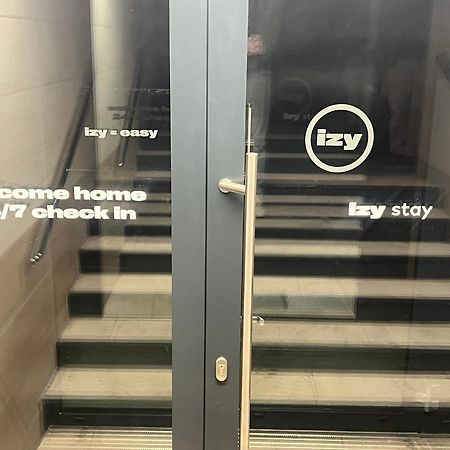 Izy Stay Hostel Bratislava Bagian luar foto