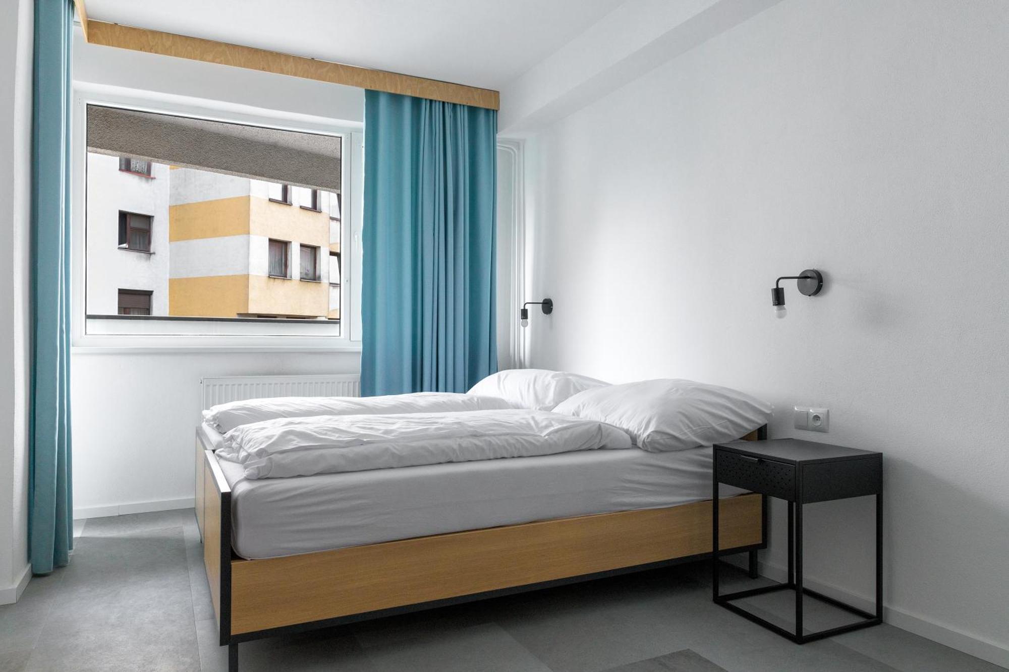Izy Stay Hostel Bratislava Bagian luar foto