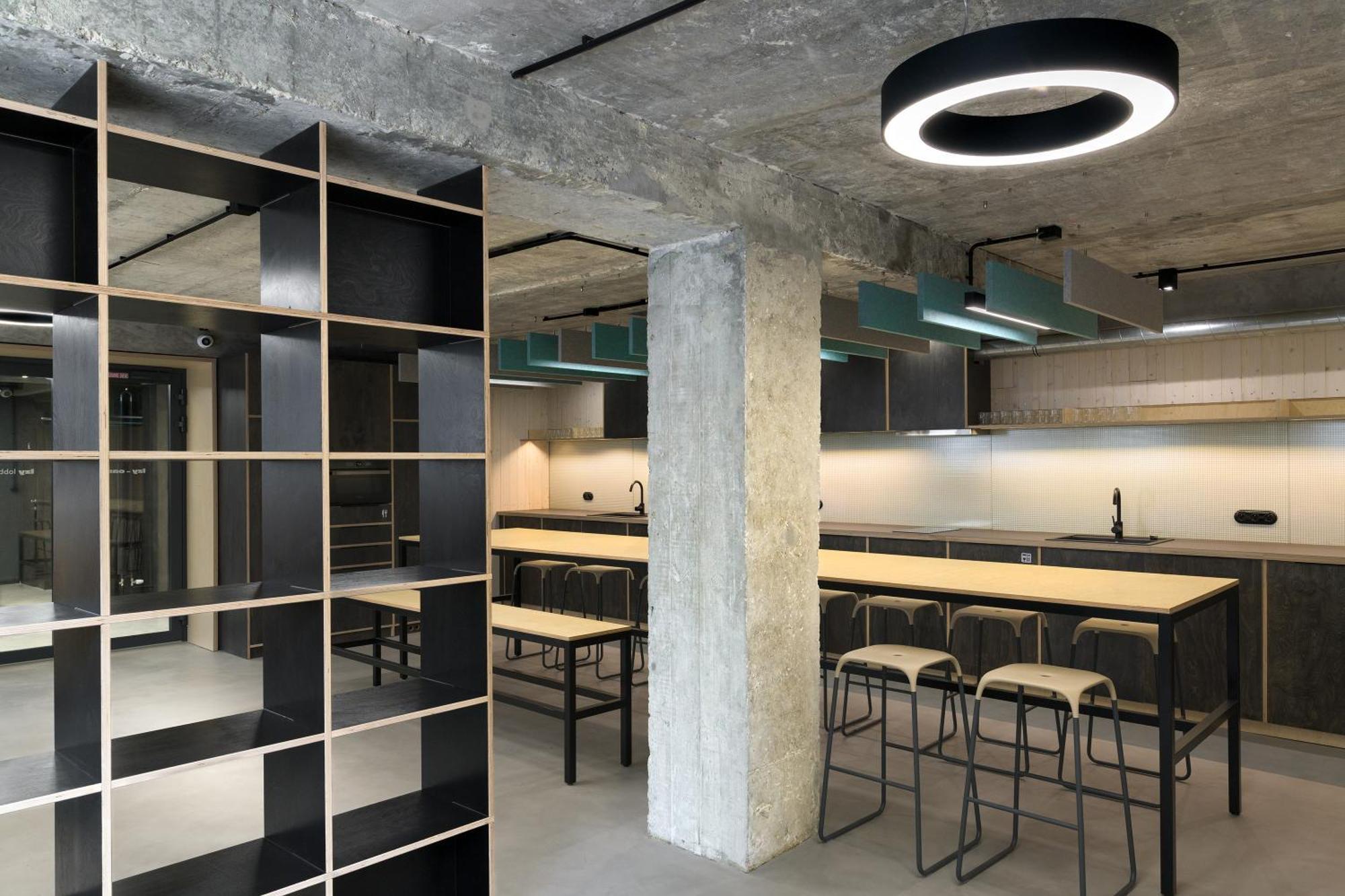 Izy Stay Hostel Bratislava Bagian luar foto