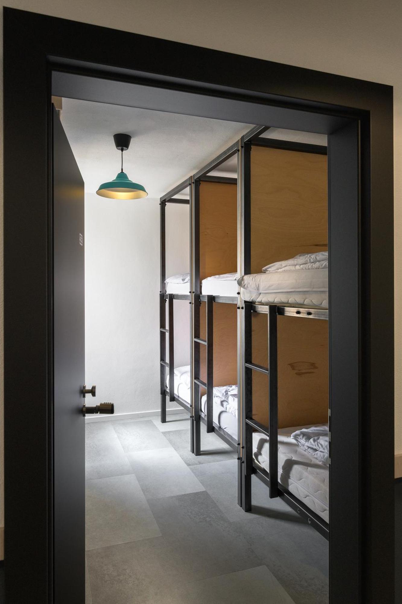 Izy Stay Hostel Bratislava Bagian luar foto