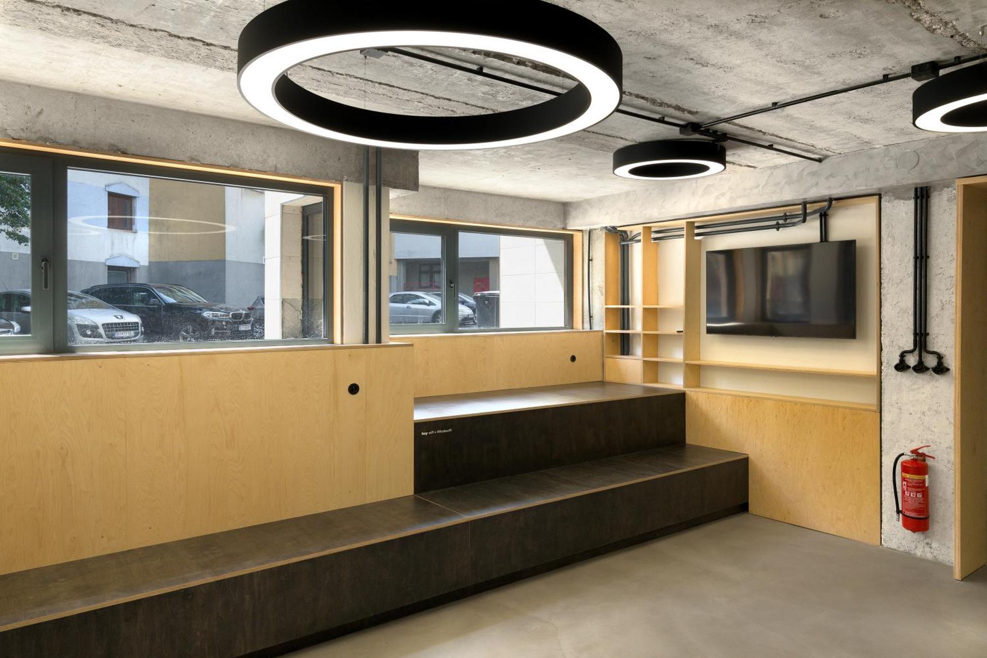 Izy Stay Hostel Bratislava Bagian luar foto