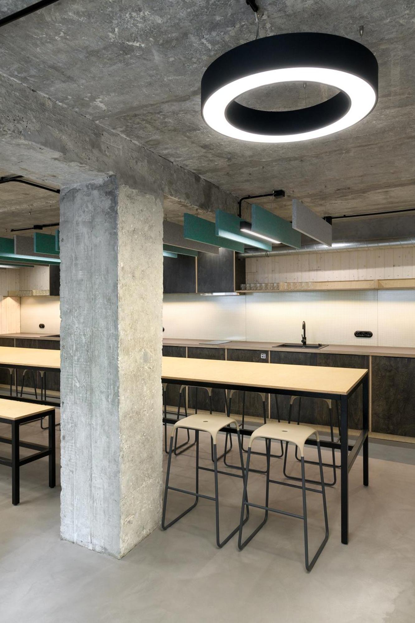 Izy Stay Hostel Bratislava Bagian luar foto