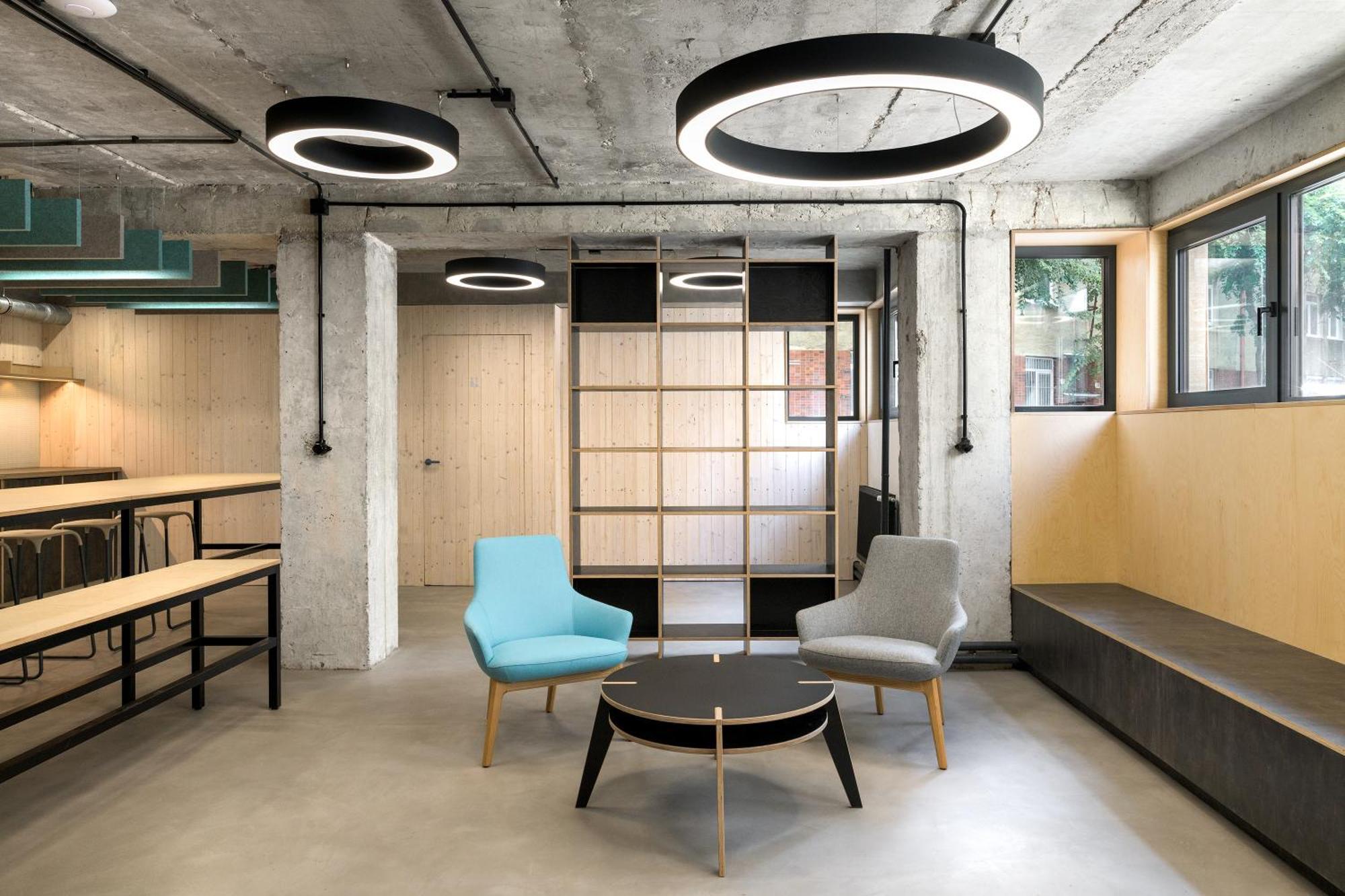 Izy Stay Hostel Bratislava Bagian luar foto