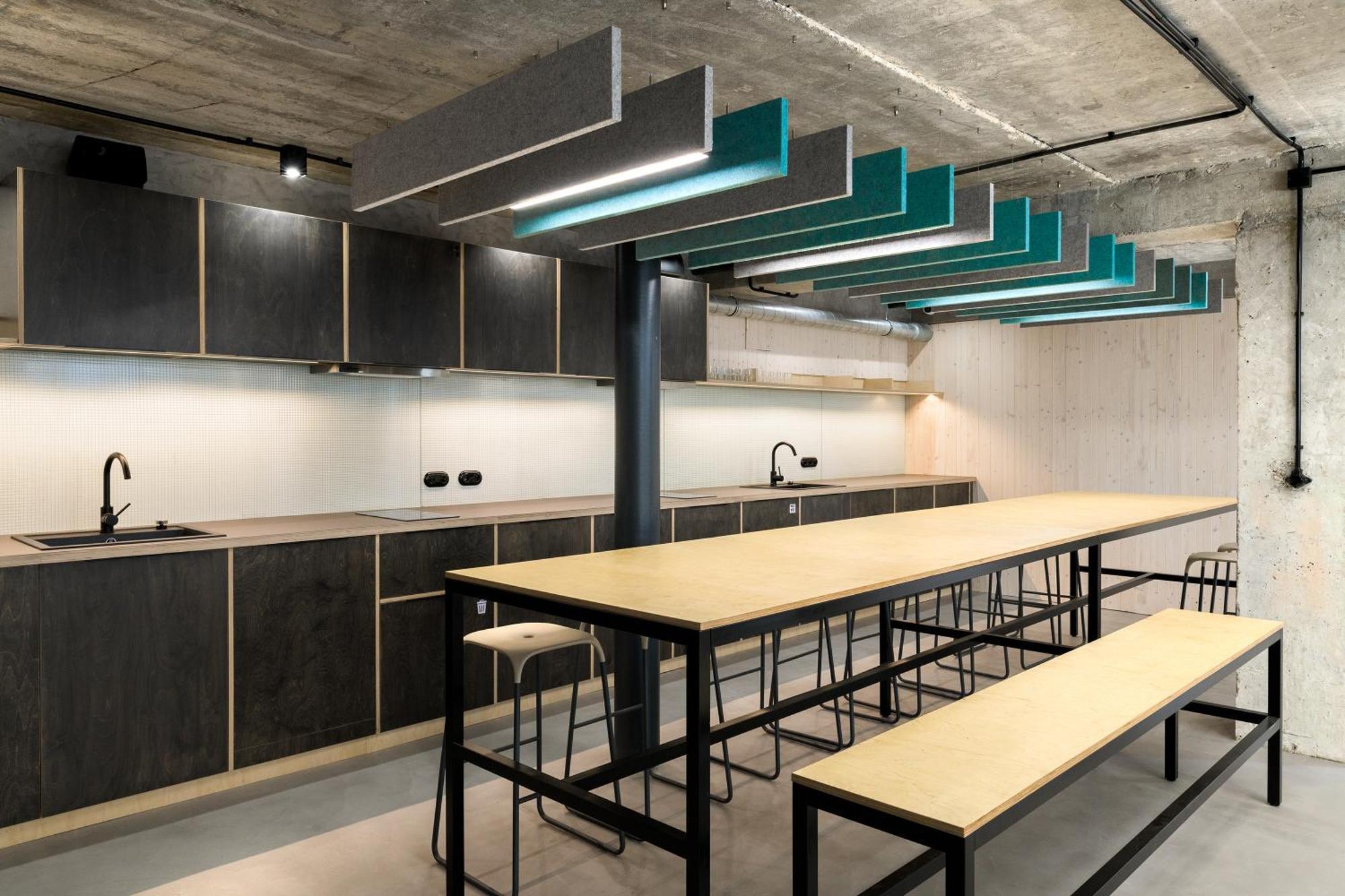 Izy Stay Hostel Bratislava Bagian luar foto