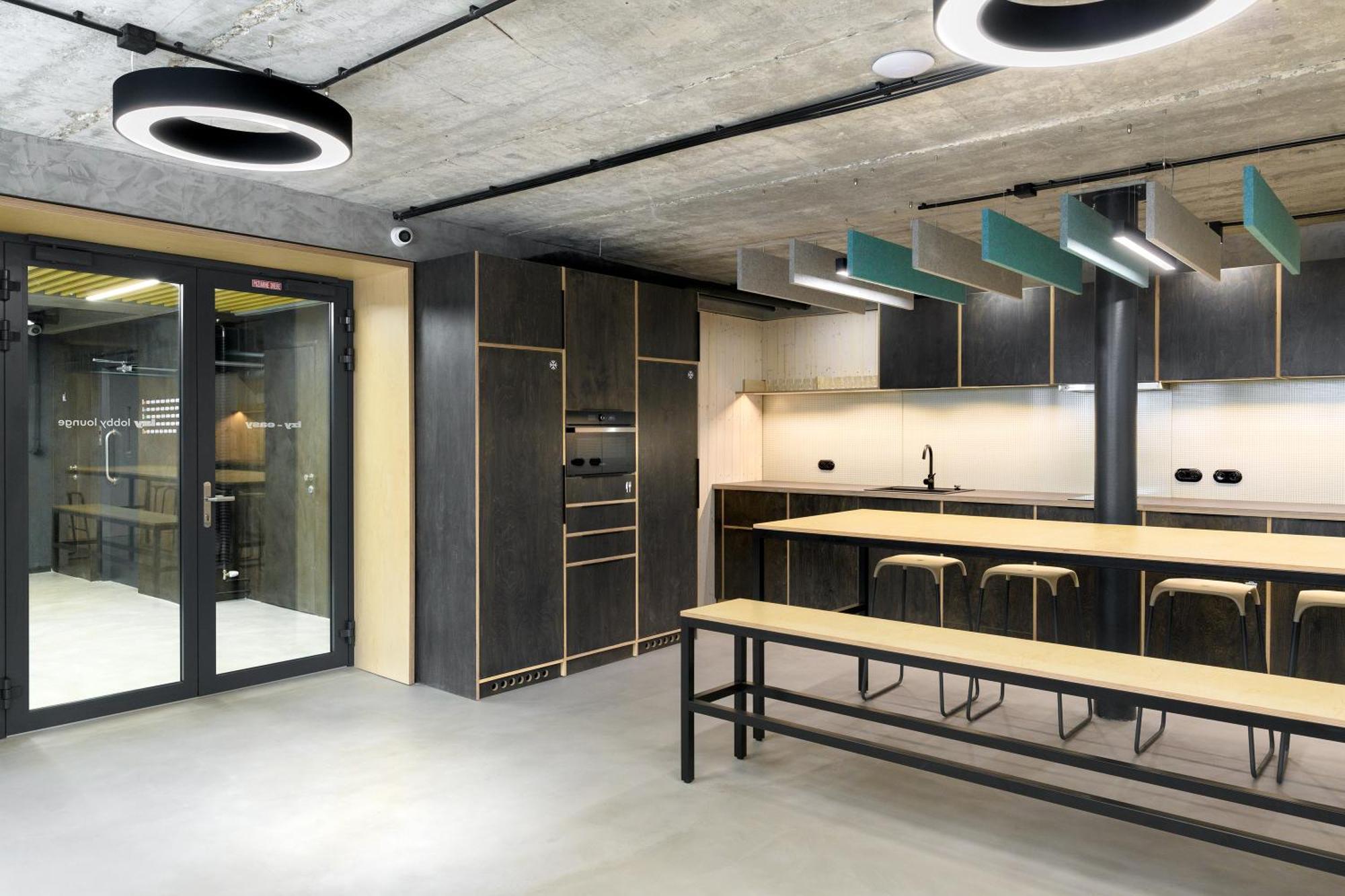 Izy Stay Hostel Bratislava Bagian luar foto
