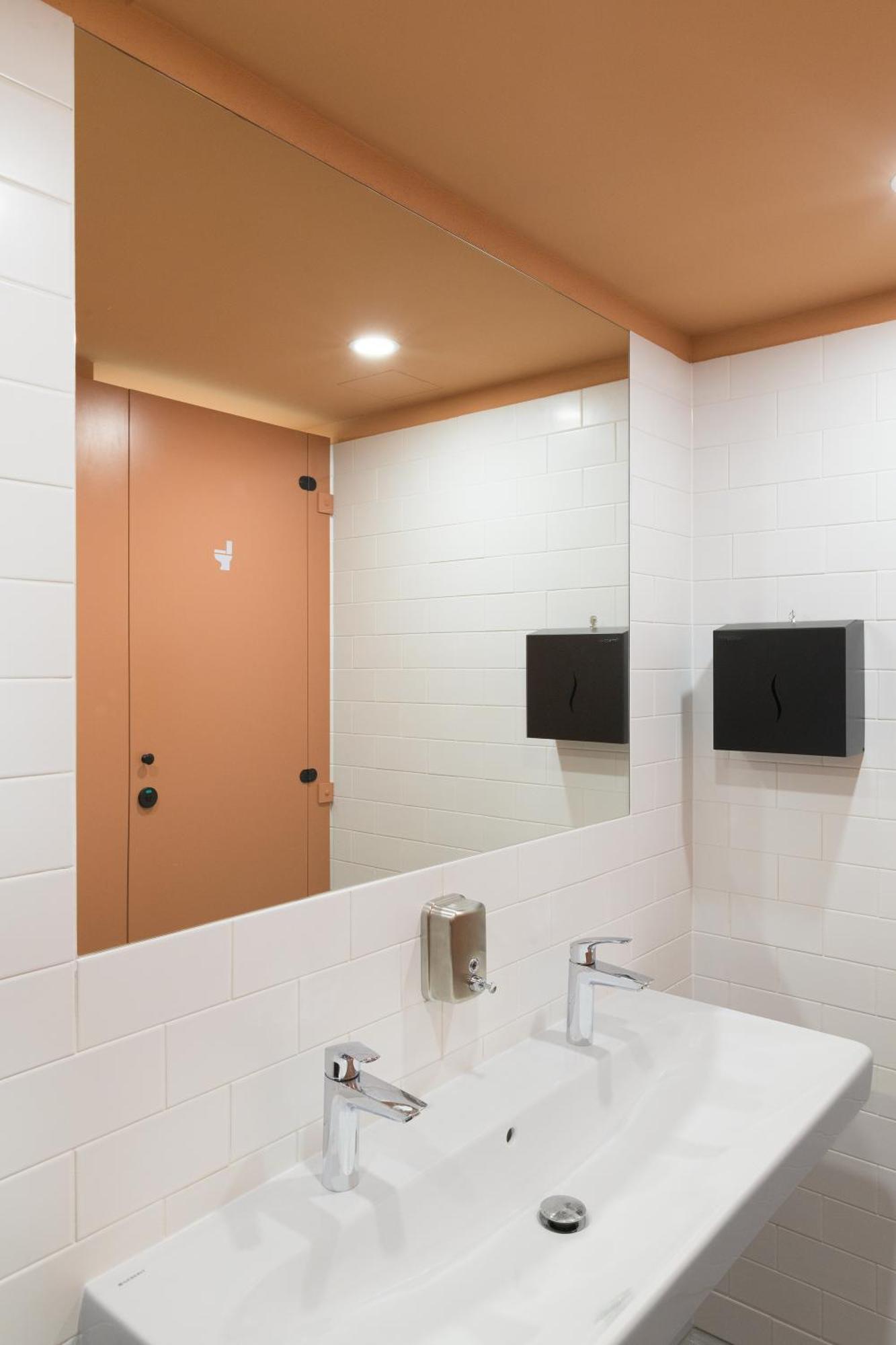 Izy Stay Hostel Bratislava Bagian luar foto
