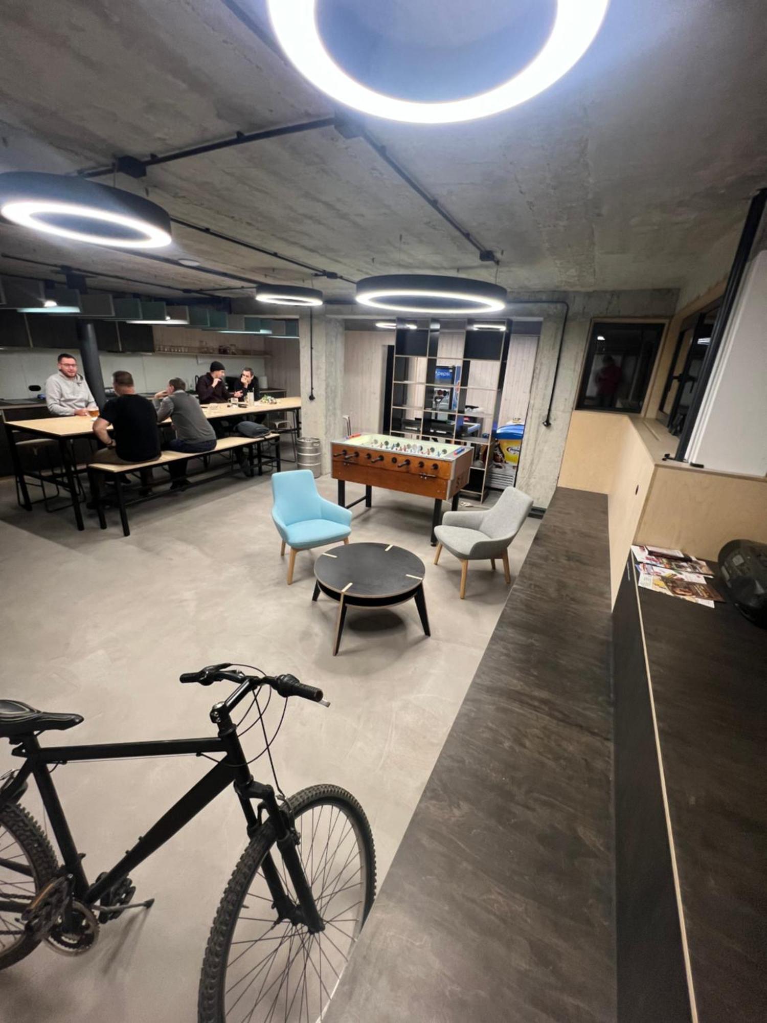 Izy Stay Hostel Bratislava Bagian luar foto