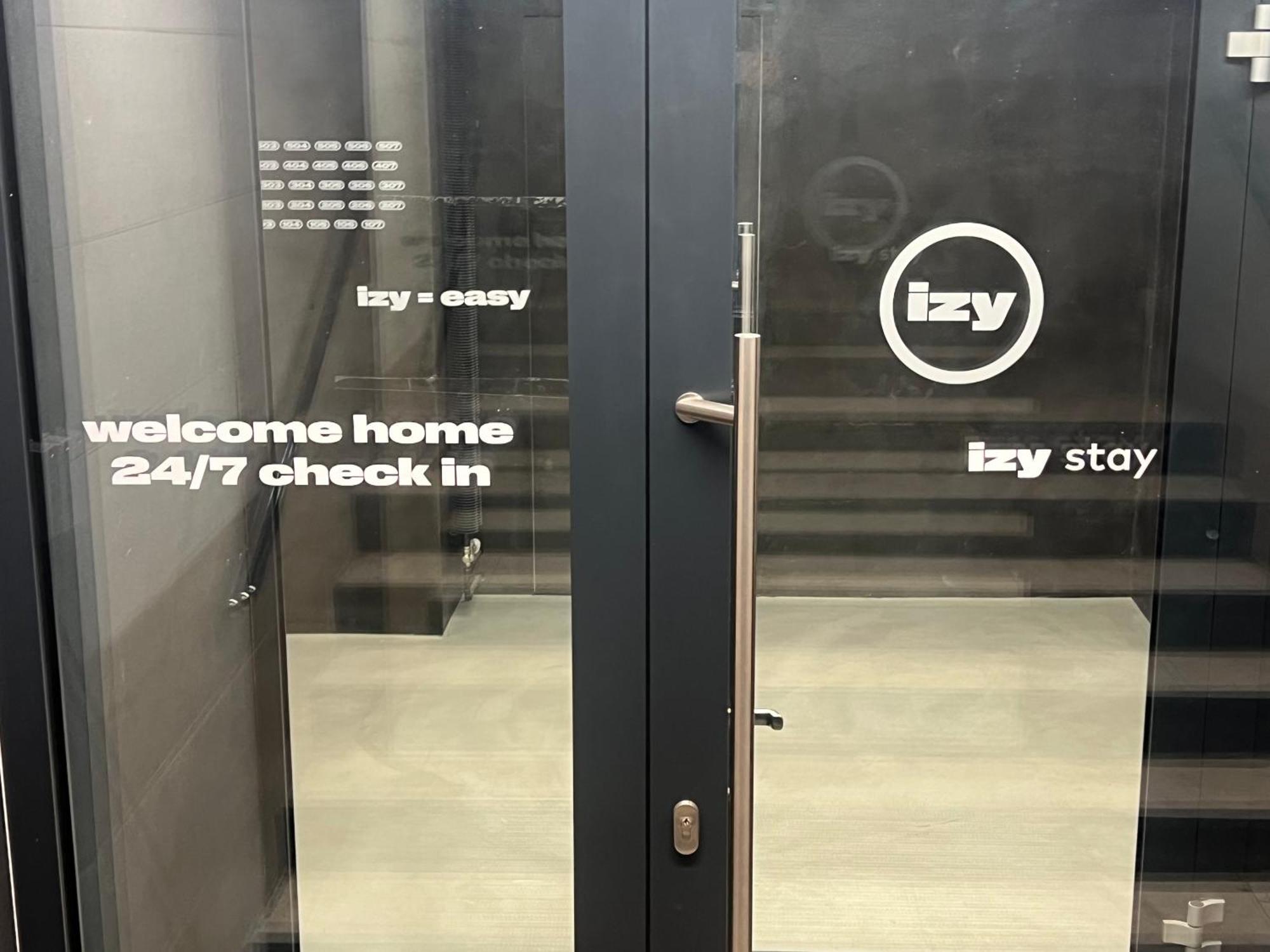 Izy Stay Hostel Bratislava Bagian luar foto