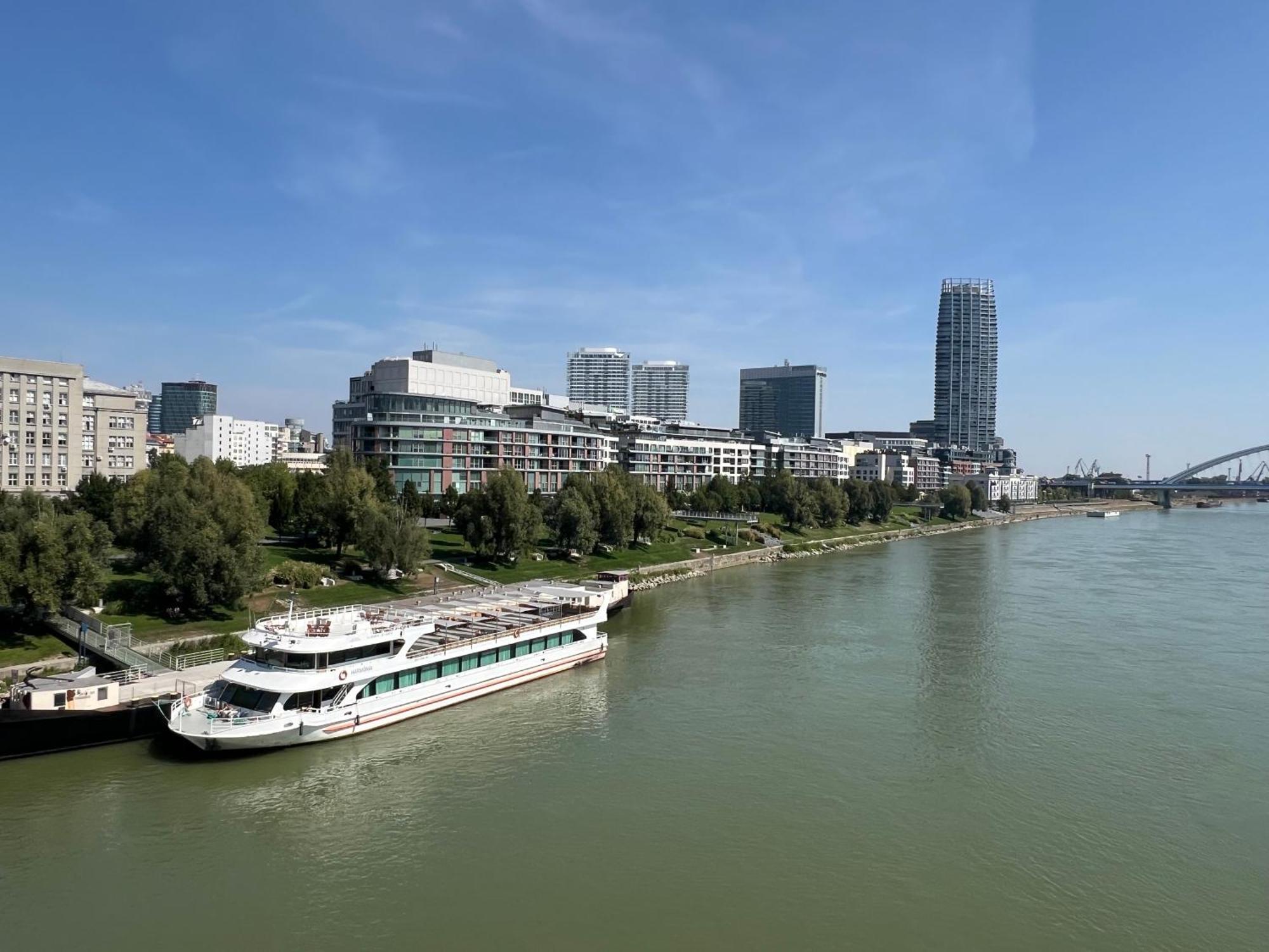 Izy Stay Hostel Bratislava Bagian luar foto