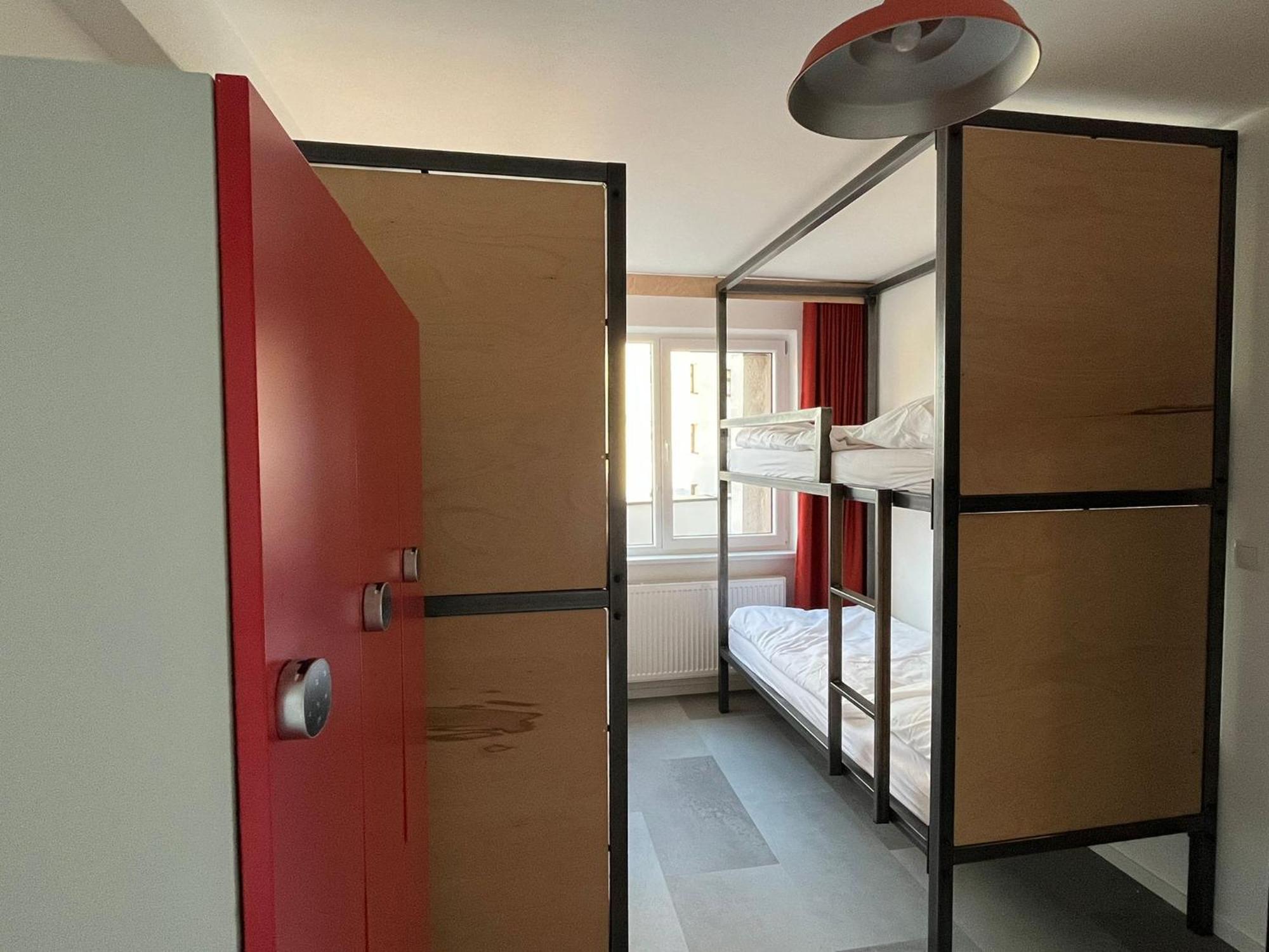 Izy Stay Hostel Bratislava Bagian luar foto