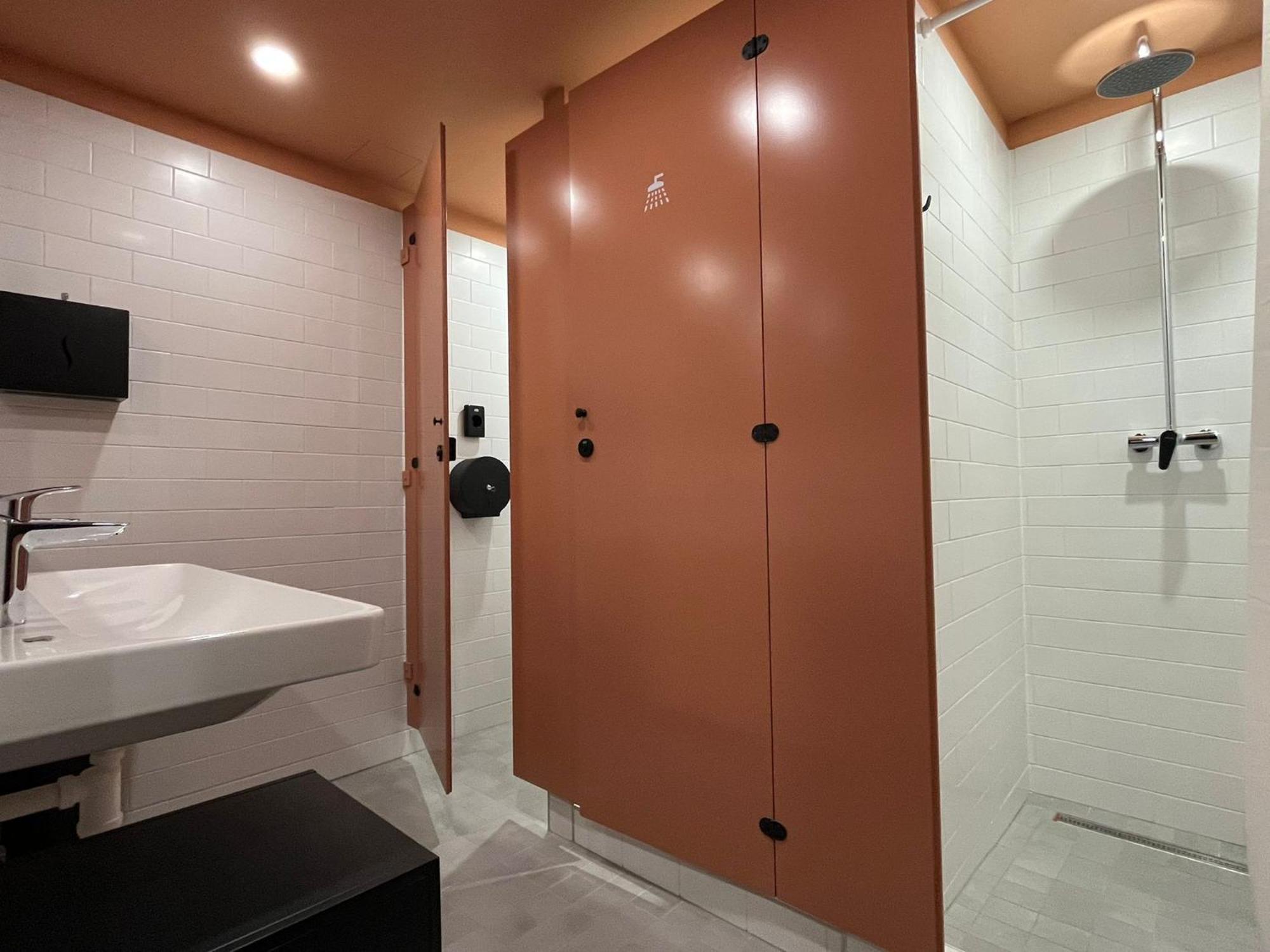 Izy Stay Hostel Bratislava Bagian luar foto