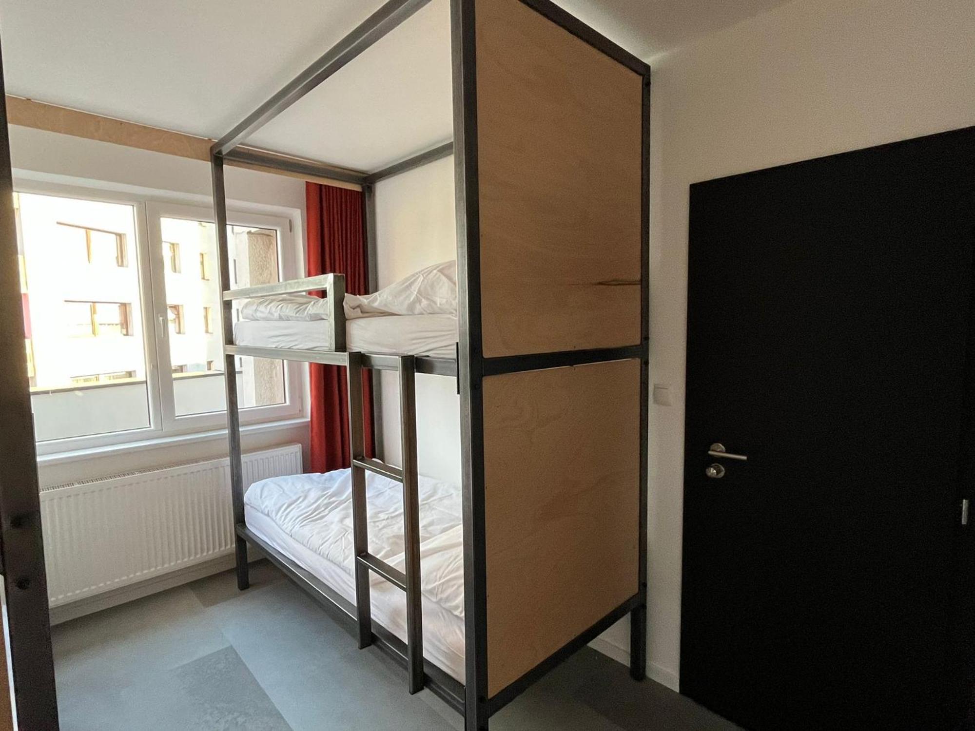 Izy Stay Hostel Bratislava Bagian luar foto