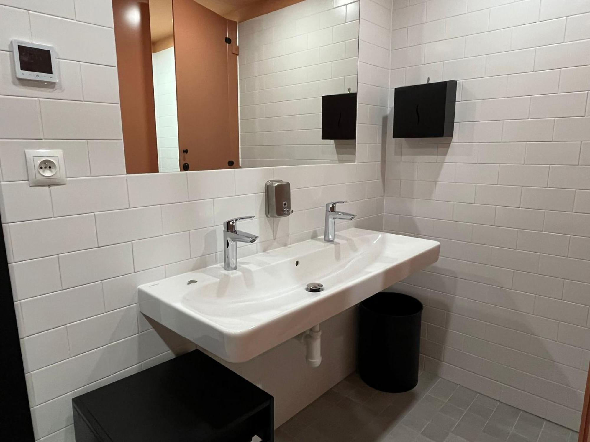 Izy Stay Hostel Bratislava Bagian luar foto