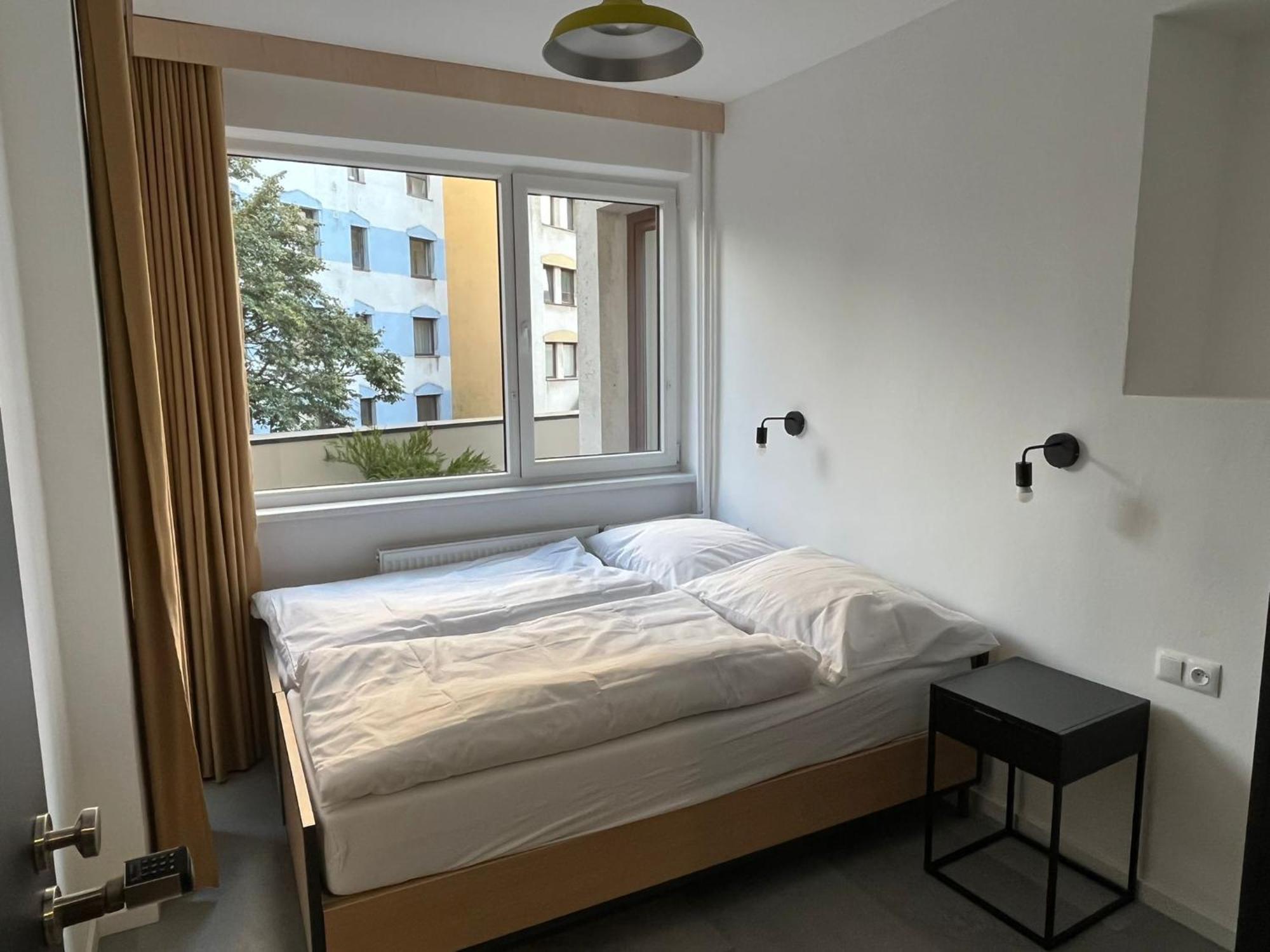 Izy Stay Hostel Bratislava Bagian luar foto