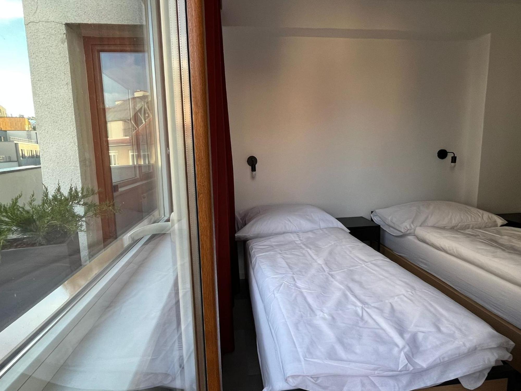Izy Stay Hostel Bratislava Bagian luar foto
