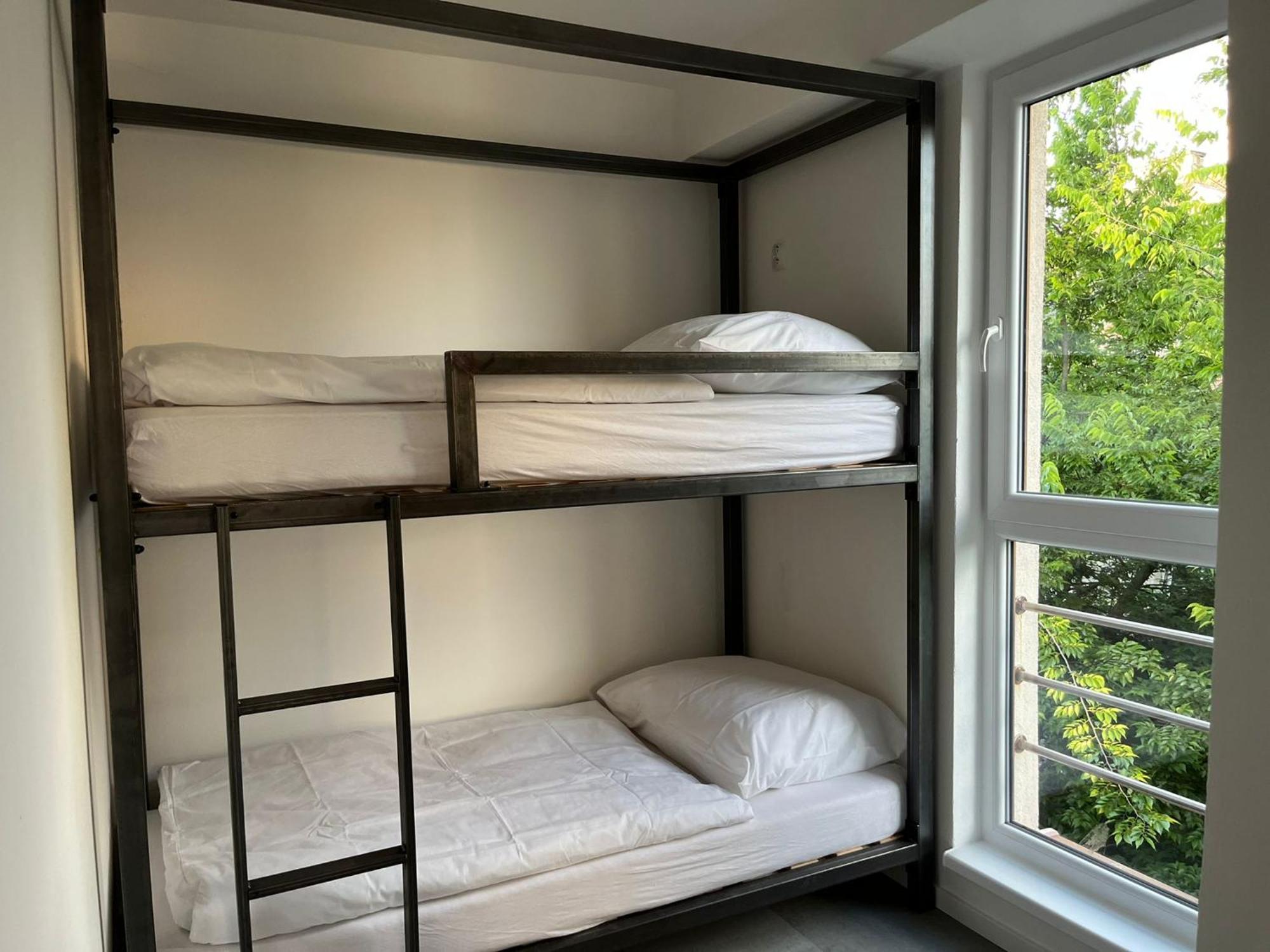 Izy Stay Hostel Bratislava Bagian luar foto