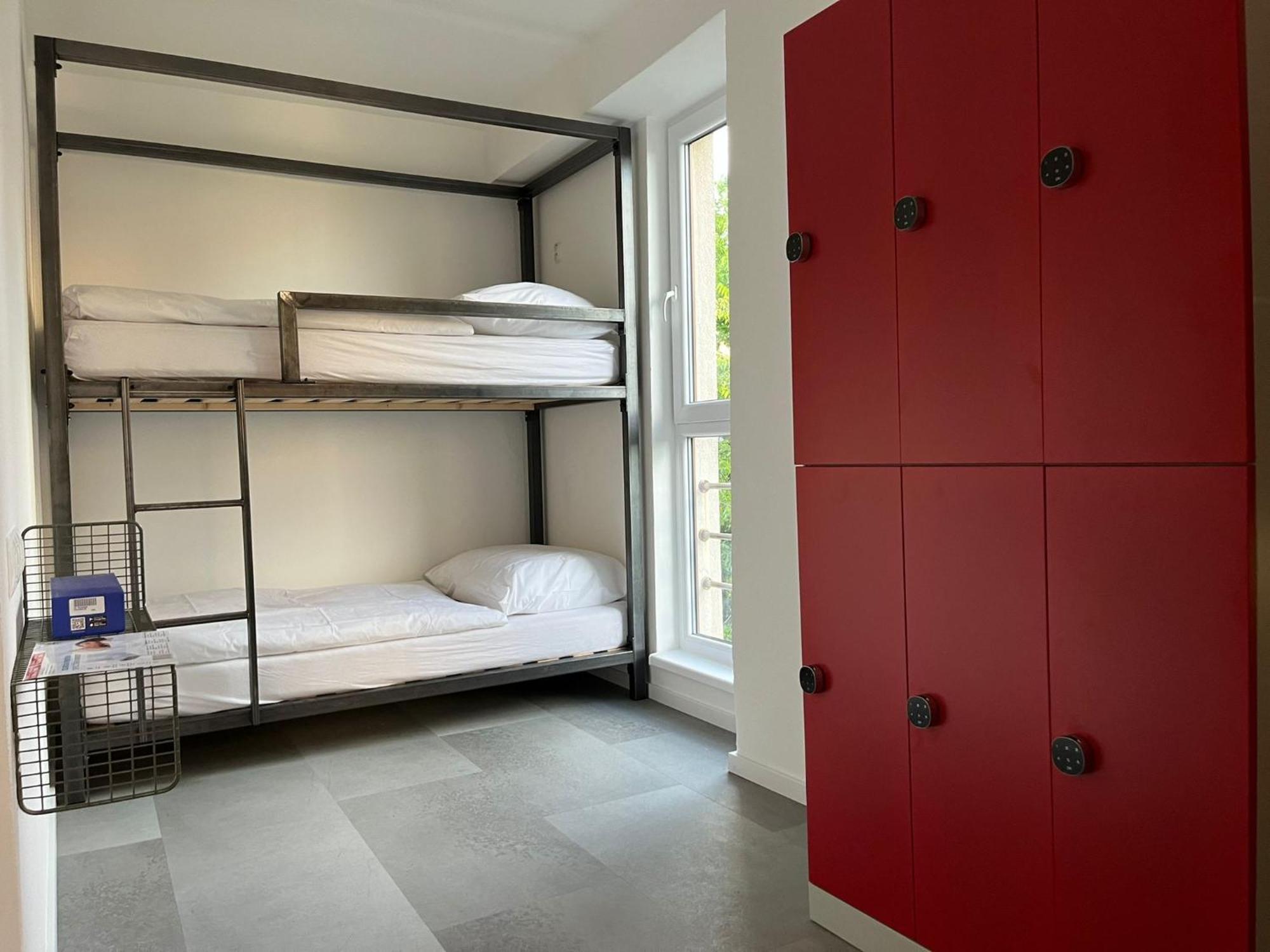 Izy Stay Hostel Bratislava Bagian luar foto