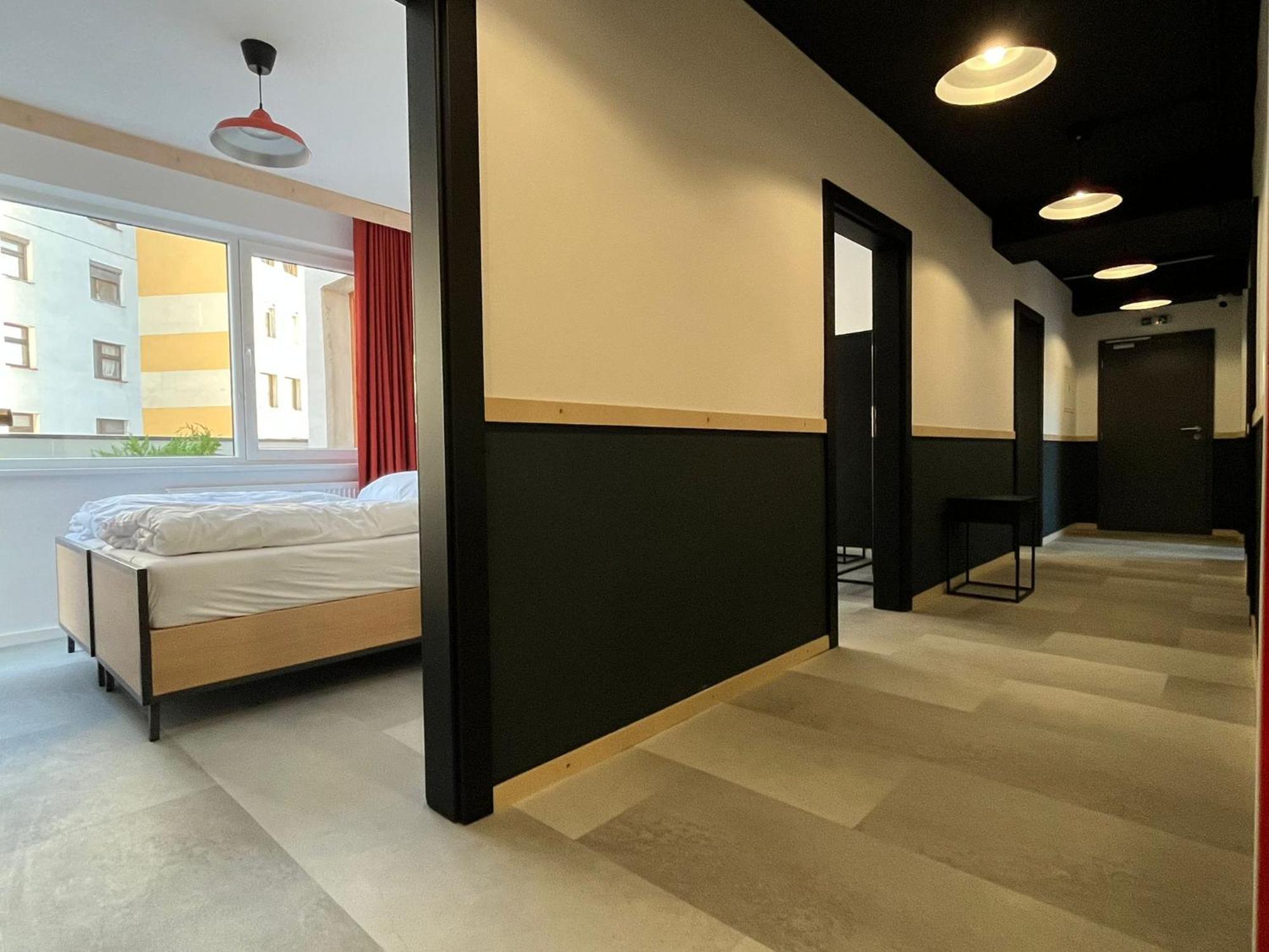 Izy Stay Hostel Bratislava Bagian luar foto