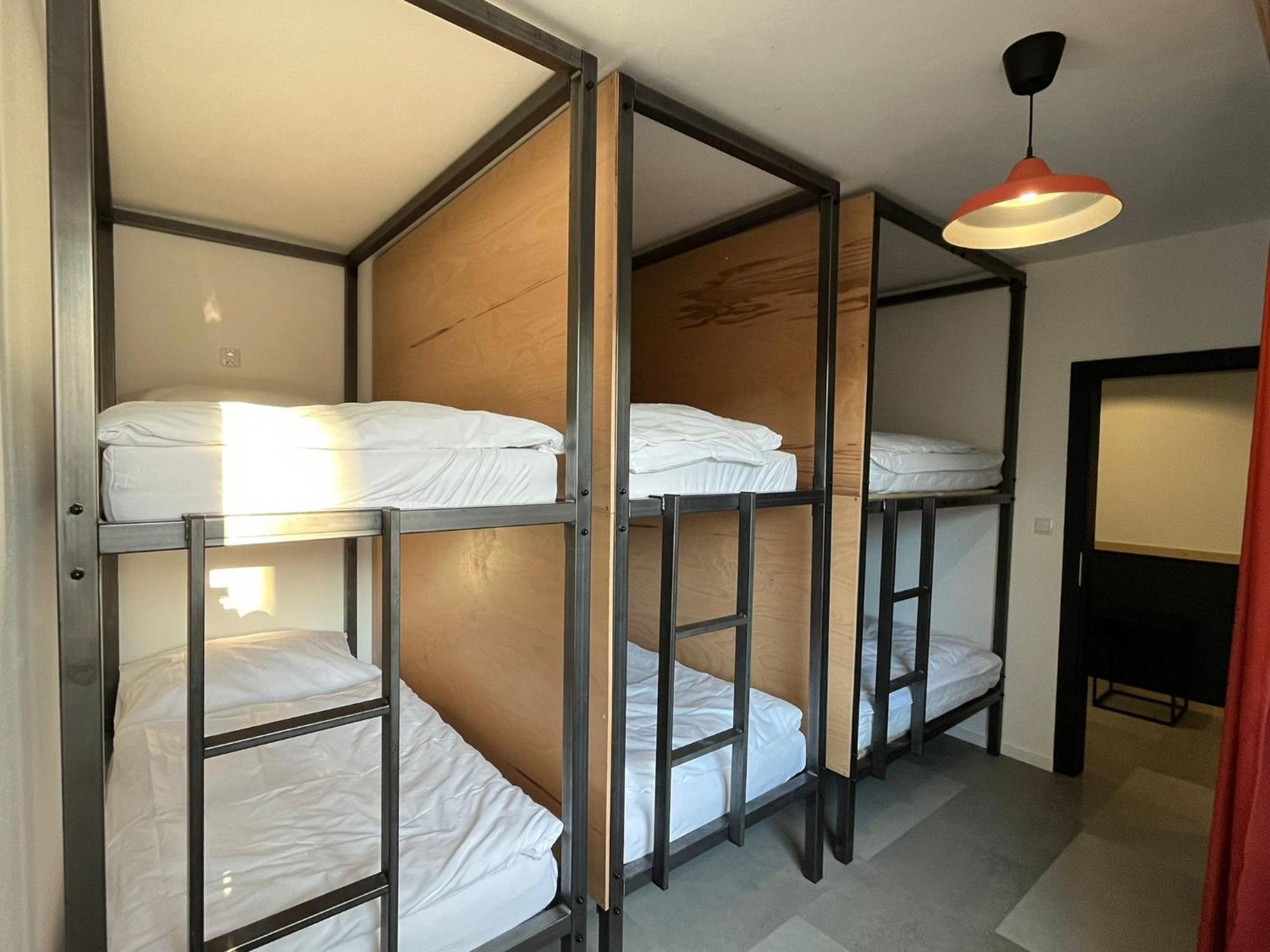 Izy Stay Hostel Bratislava Bagian luar foto