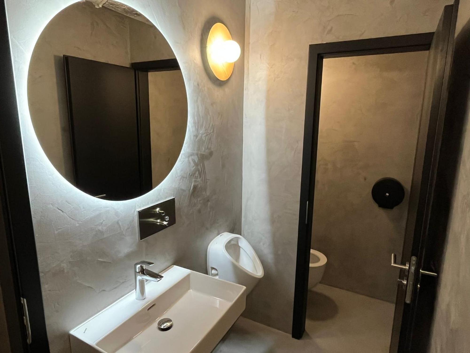 Izy Stay Hostel Bratislava Bagian luar foto