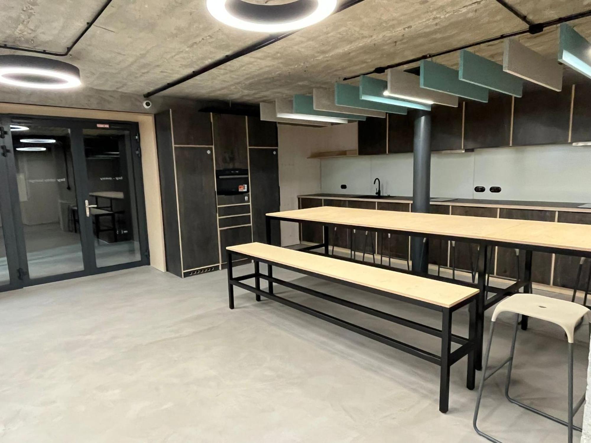 Izy Stay Hostel Bratislava Bagian luar foto