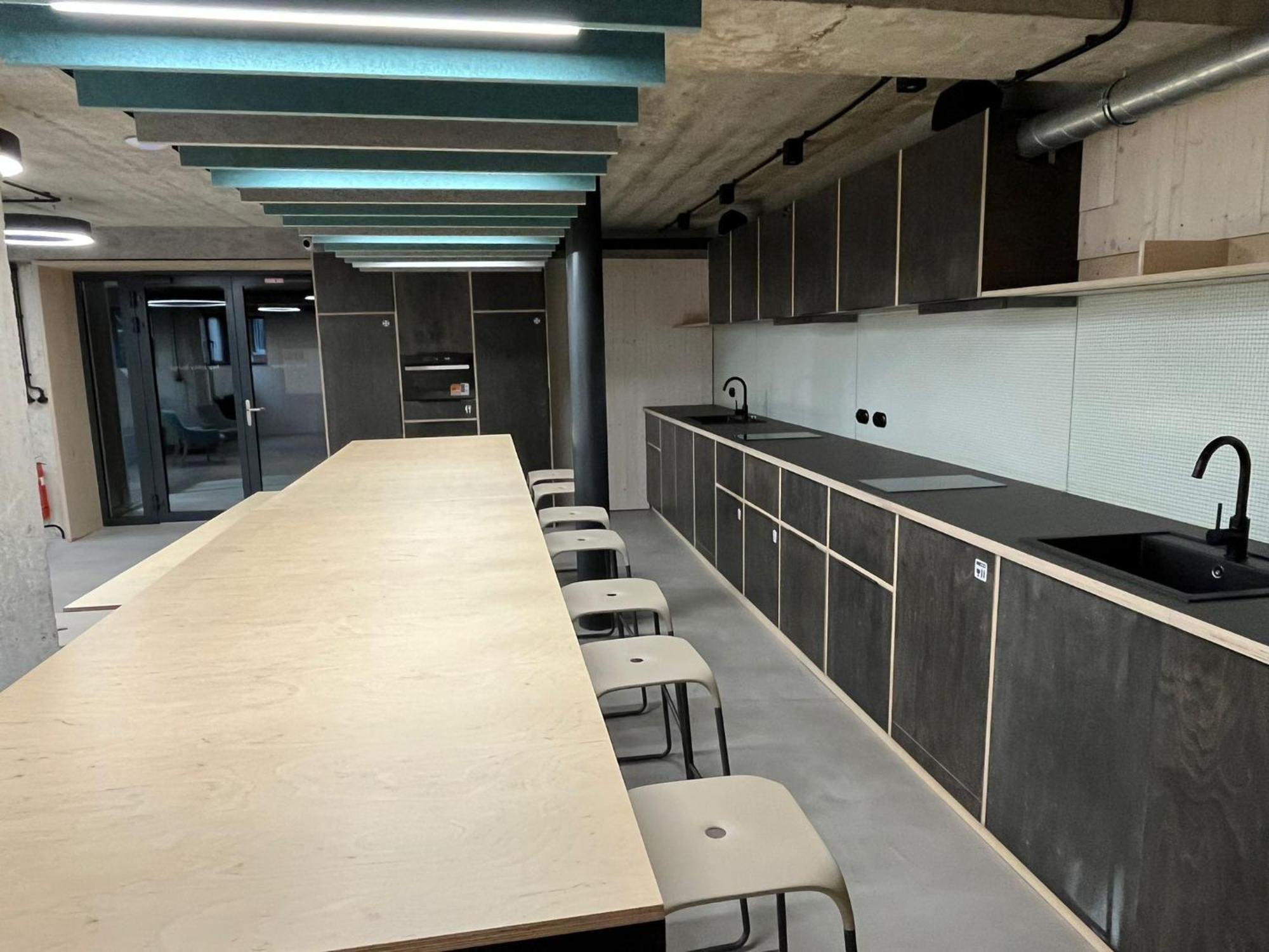 Izy Stay Hostel Bratislava Bagian luar foto