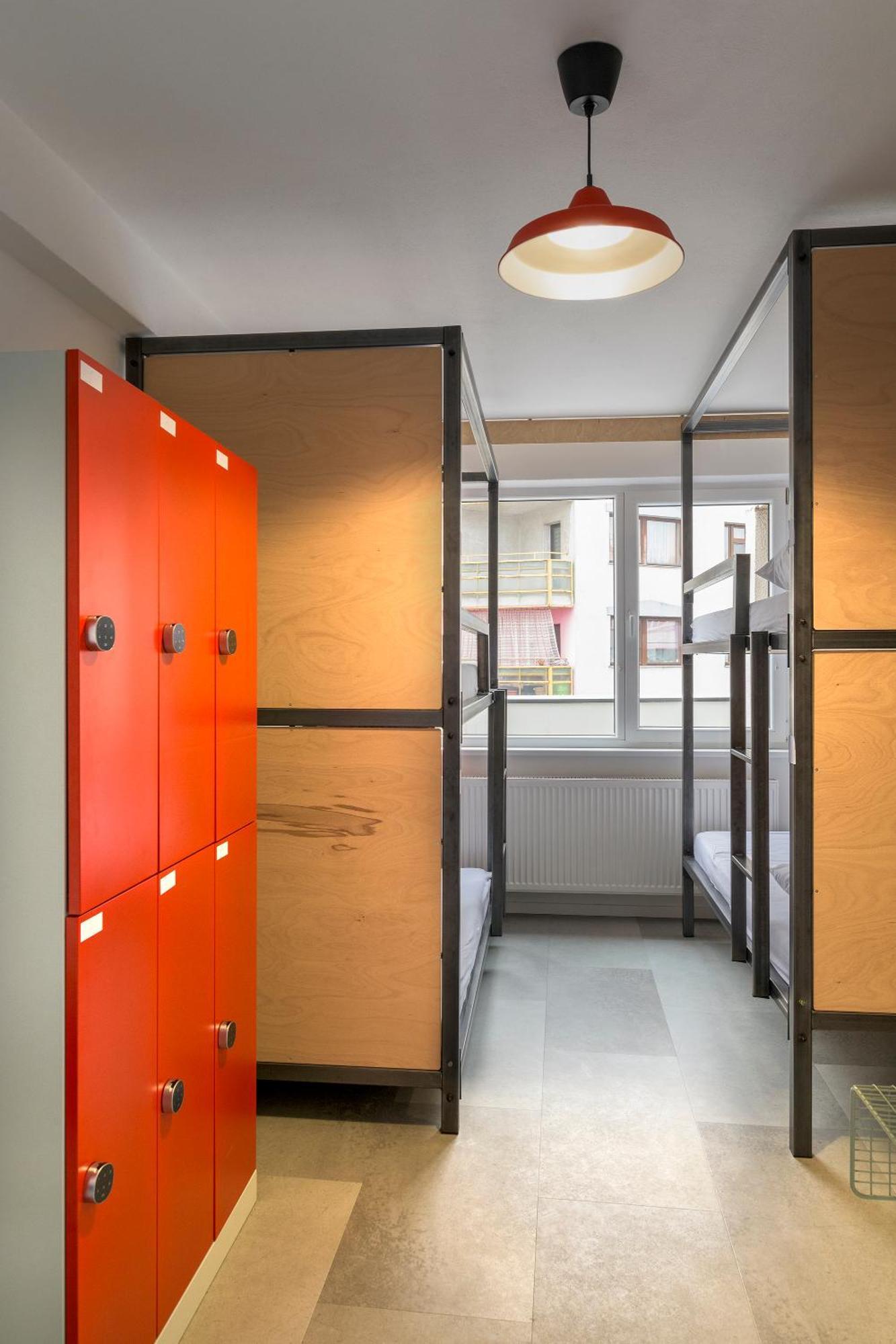 Izy Stay Hostel Bratislava Bagian luar foto