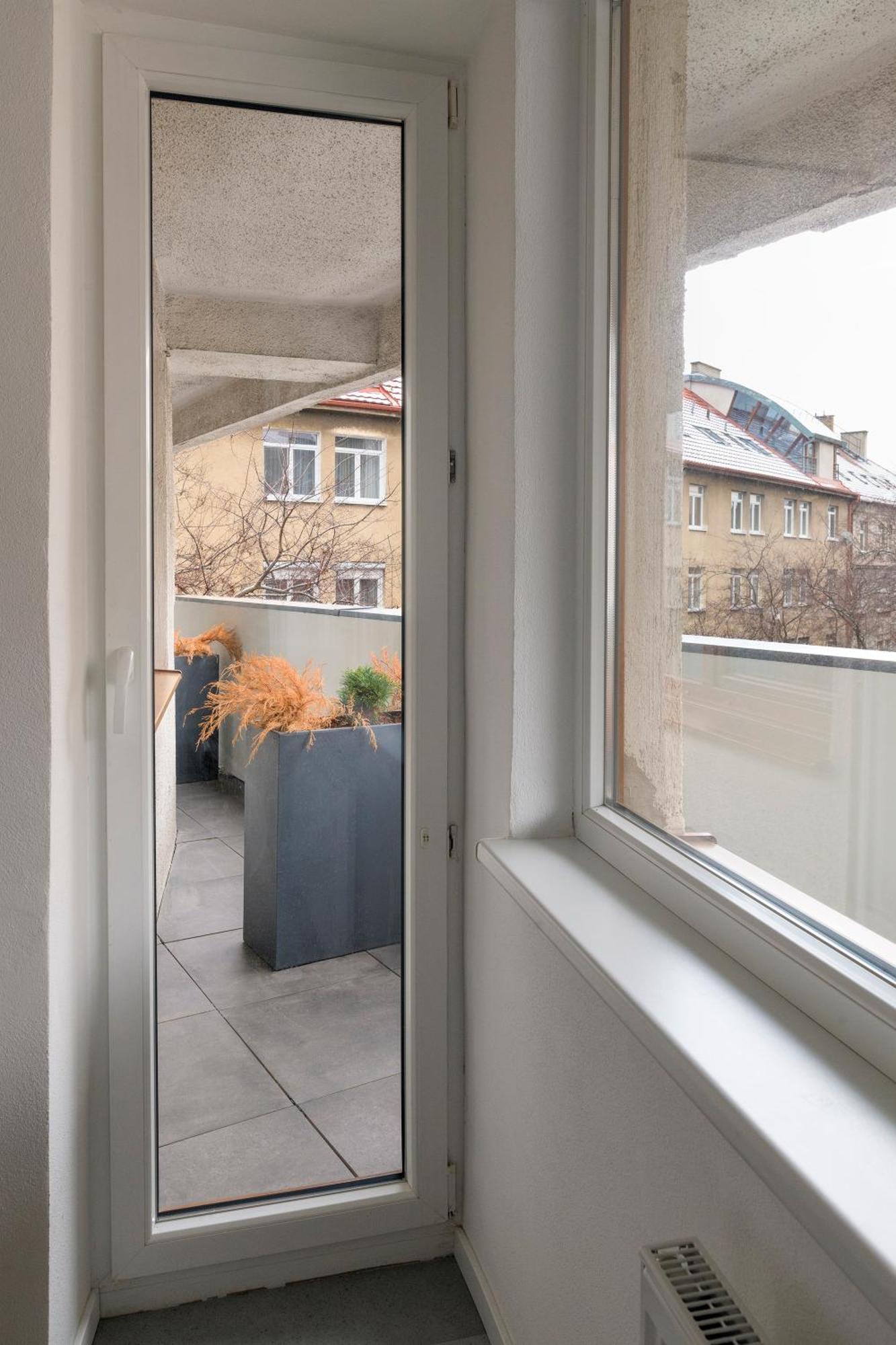 Izy Stay Hostel Bratislava Bagian luar foto