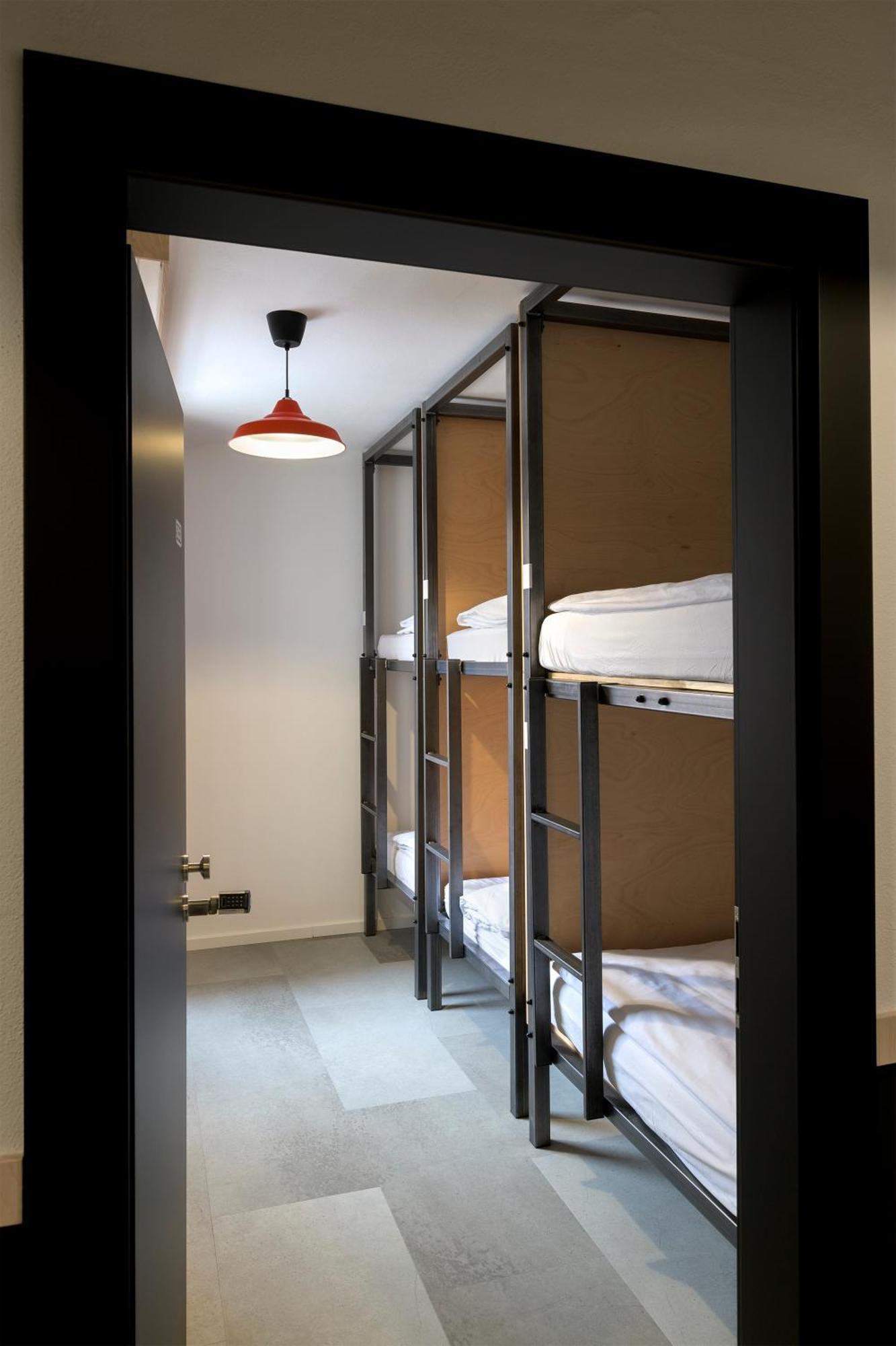 Izy Stay Hostel Bratislava Bagian luar foto