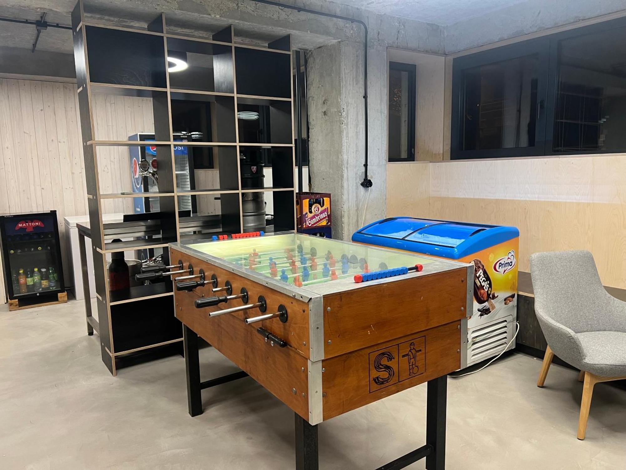 Izy Stay Hostel Bratislava Bagian luar foto